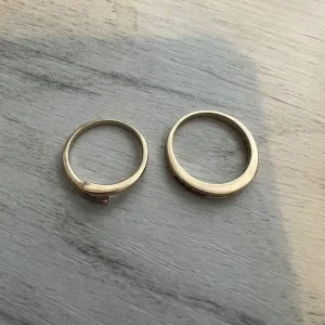 2 x 9ct gold diamond rings - solitaire and eternity - Image 2