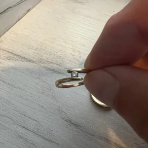 2 x 9ct gold diamond rings - solitaire and eternity - Image 3