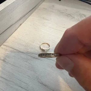 2 x 9ct gold diamond rings - solitaire and eternity - Image 4