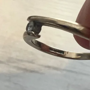 2 x 9ct gold diamond rings - solitaire and eternity - Image 6