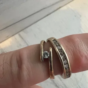 2 x 9ct gold diamond rings - solitaire and eternity