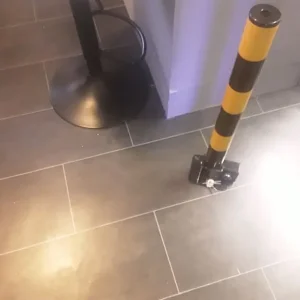 High visibility foldable bollard with 3 keys