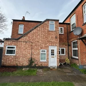 2 bedroom maisonette with gas heating and off-road parking - Image 2