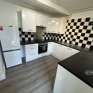 2 bedroom maisonette with gas heating and off-road parking - Image 3