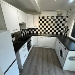 2 bedroom maisonette with gas heating and off-road parking - Image 4