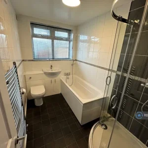 2 bedroom maisonette with gas heating and off-road parking - Image 5