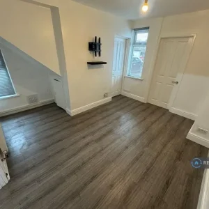 2 bedroom maisonette with gas heating and off-road parking - Image 7