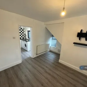 2 bedroom maisonette with gas heating and off-road parking - Image 8