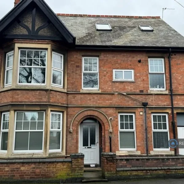 2 bedroom maisonette with gas heating and off-road parking