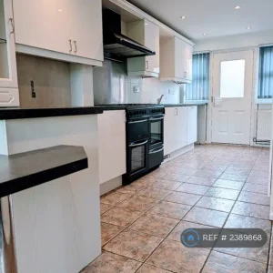3 bedroom house with garden and parking - Image 3