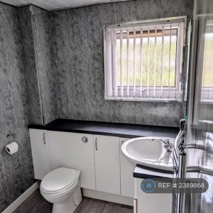 3 bedroom house with garden and parking - Image 4