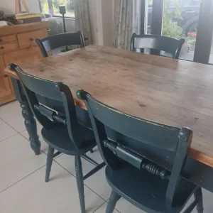 Pitch pine dining table with painted chairs - Image 3