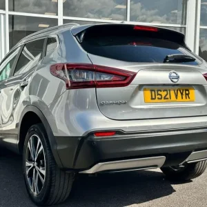 Nissan Qashqai 1.3 Dig-T N-Connecta DCT Auto Euro 6 (metallic silver) 5-door 2021 - Image 2