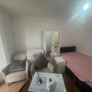 Studio Flat in Highcliffe, Bournemouth - Image 3