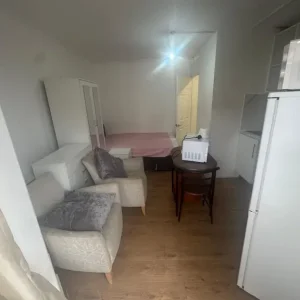 Studio Flat in Highcliffe, Bournemouth - Image 5