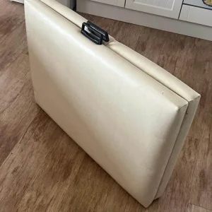 White collapsible massage table - Image 7