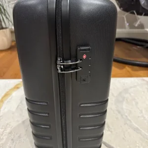 Cabin Rock Byron 55cm Hardshell Carry-On Suitcase Black - Image 2
