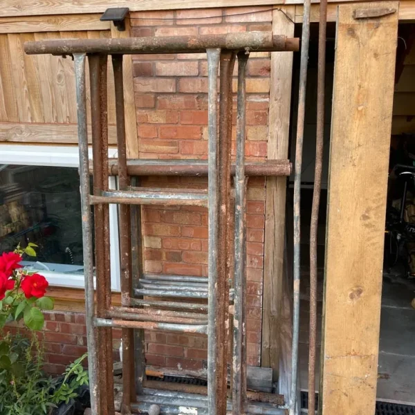 Scaffolding tower