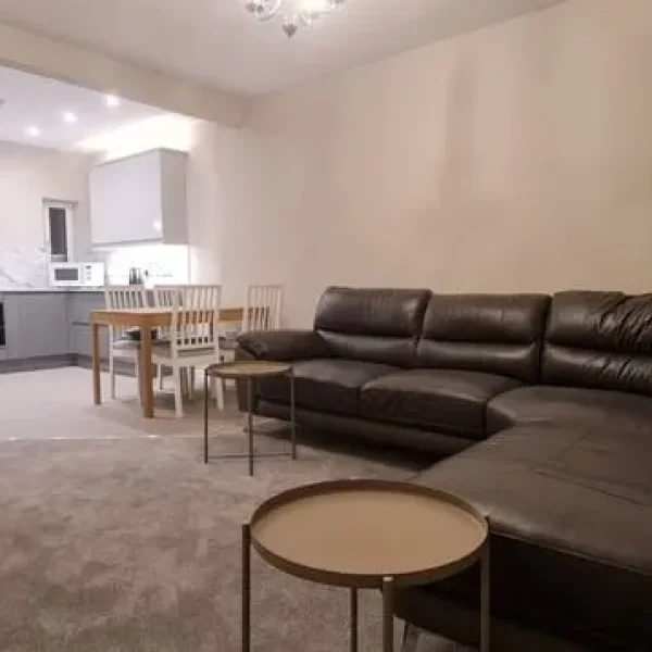 Refurbished 2 bedroom flat with garden