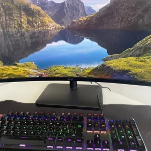 Gaming PC with RTX 4060 and monitor - Image 5