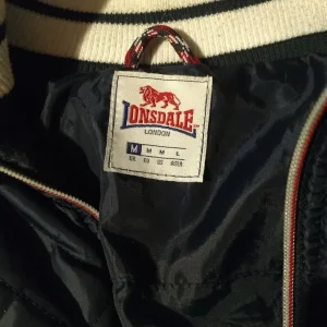 Lonsdale bomber jacket. Medium - Image 6