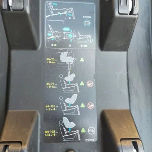 Maxi-cosi car seat base with fitted car seat - Image 2