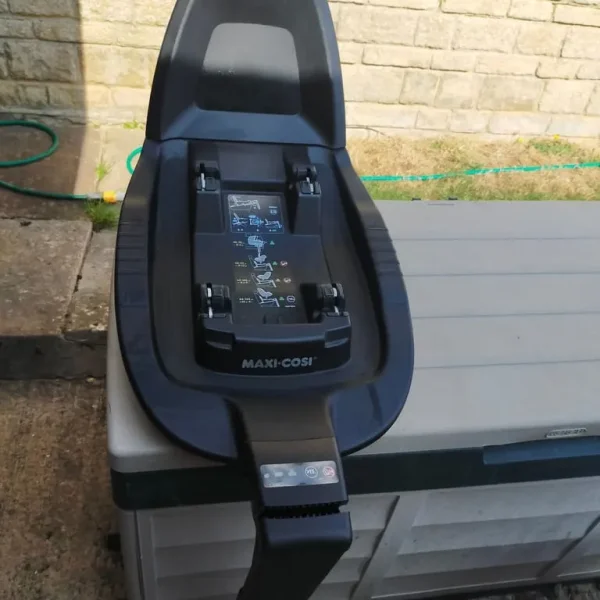 Maxi-cosi car seat base with fitted car seat