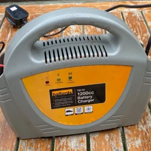 Halfords Battery Charger - Image 5