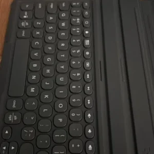 9th generation iPad with keyboard and cover - Image 3