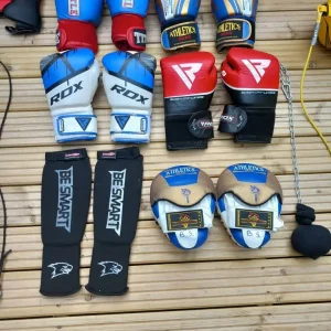 Boxing gloves and equipment - Image 2