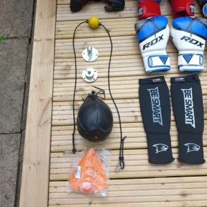 Boxing gloves and equipment - Image 5