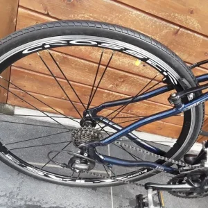 Cross Urban hybrid bike 700c wheels 20-inch frame 24 gears - Image 2