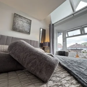Studio apartment with smart TV and kitchen - Image 3