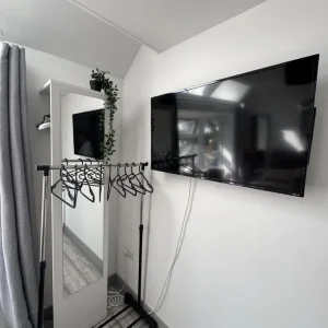Studio apartment with smart TV and kitchen - Image 5
