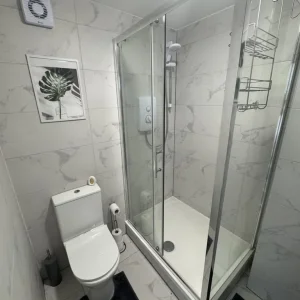 Studio apartment with smart TV and kitchen - Image 6