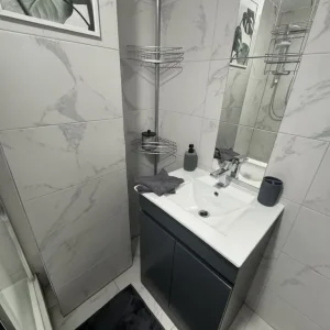 Studio apartment with smart TV and kitchen - Image 7