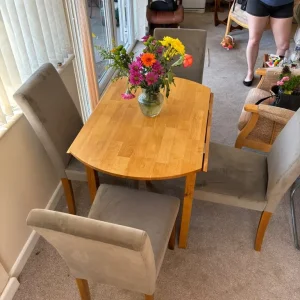 Oak dining table with drop leaf and 4 Mia plush chairs - Image 2