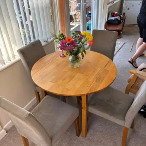 Oak dining table with drop leaf and 4 Mia plush chairs