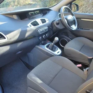Renault Scenic 1.5 Diesel MPV 2010 Manual 5-door with detachable towbar - Image 3