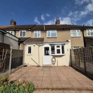 3 Bedroom House with Garage and Garden on Kenilworth Road - Image 2