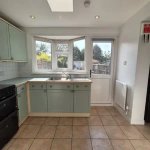 3 Bedroom House with Garage and Garden on Kenilworth Road - Image 4