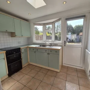 3 Bedroom House with Garage and Garden on Kenilworth Road - Image 5
