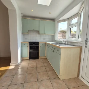 3 Bedroom House with Garage and Garden on Kenilworth Road - Image 6