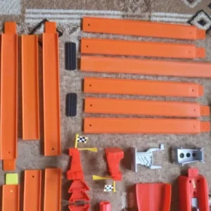 Hot Wheels track bundle with accessories and two cars - Image 2