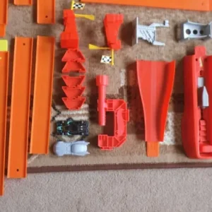 Hot Wheels track bundle with accessories and two cars - Image 3
