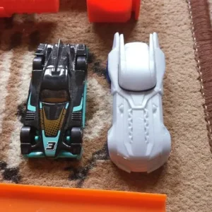 Hot Wheels track bundle with accessories and two cars - Image 4