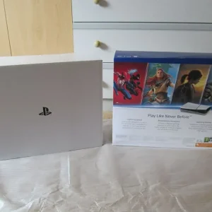 Sony PlayStation 5 1TB Slim with Disc Drive, Boxed and Almost New - Image 3