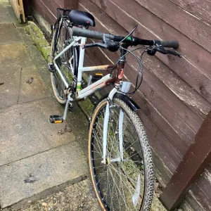 Bike with rack and mudguards in great condition - Image 4