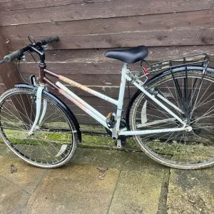 Bike with rack and mudguards in great condition - Image 5