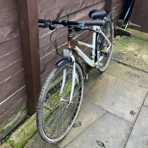 Bike with rack and mudguards in great condition - Image 6